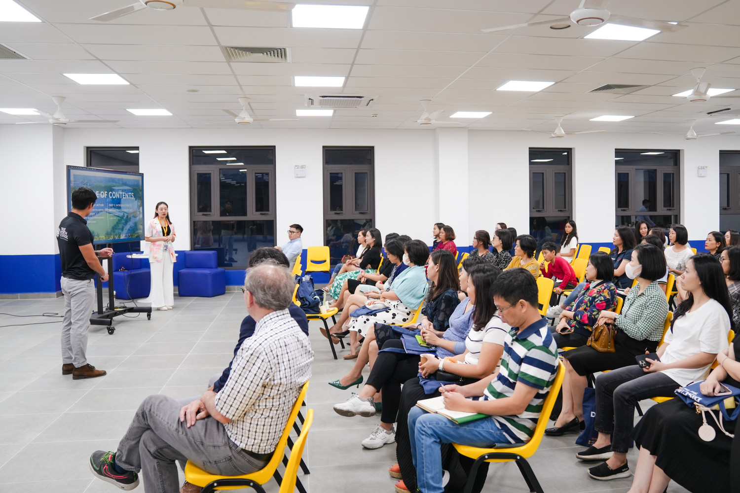 Một buổi trao đổi với giữa phụ huynh và các thầy cô của trường. Ảnh: NTCC.