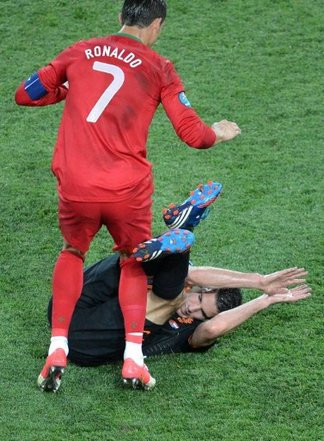 Van Persie: "Thôi, anh thua chú rồi"