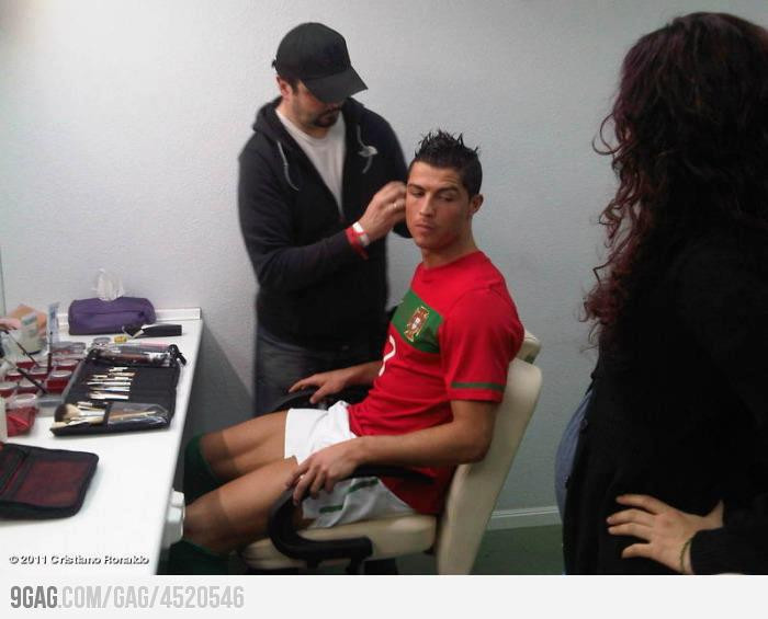 Trước khi thi đấu, Ronaldo phải "điệu" như thế này đây!