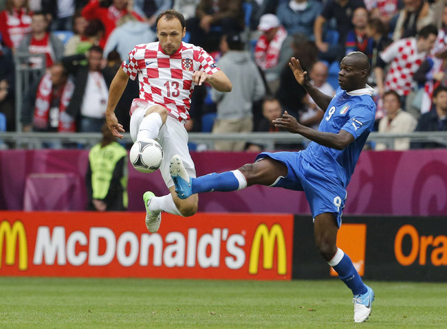 Balotelli: "Em lấy được bóng trước rồi nhé! hehe"