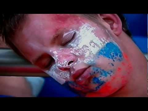 Ngủ thôi, có xem thì cũng thua thôi... (CĐV Hà Lan)
