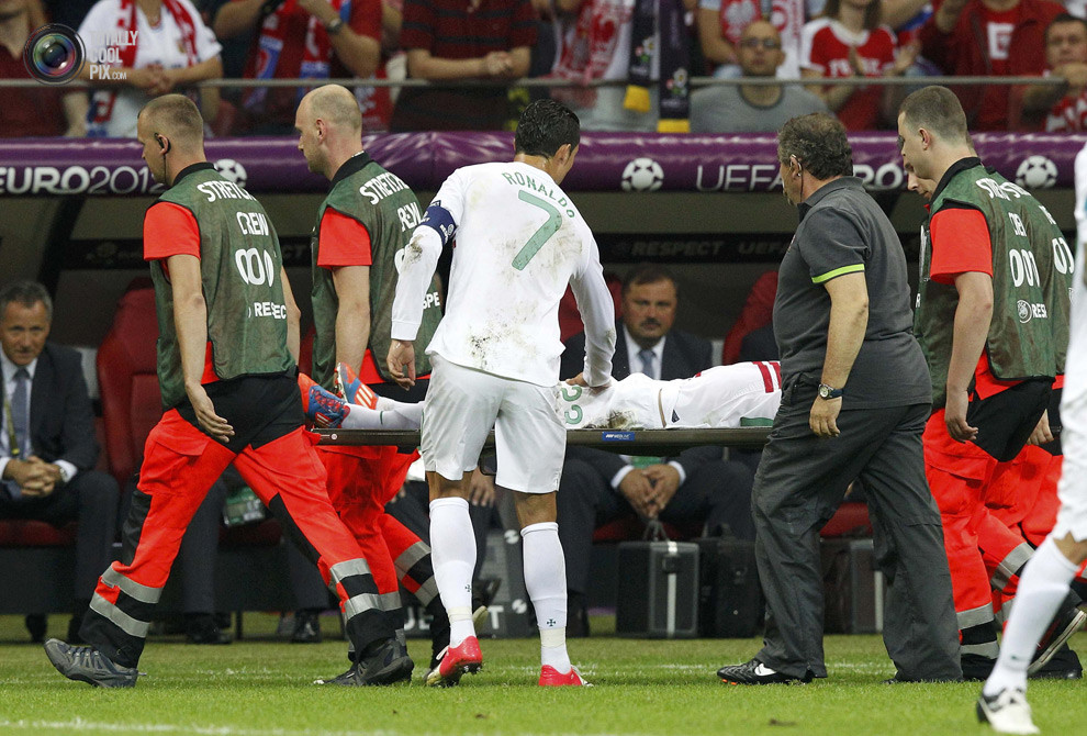 Cái tay, bỏ cái tay ra nào Ronaldo!