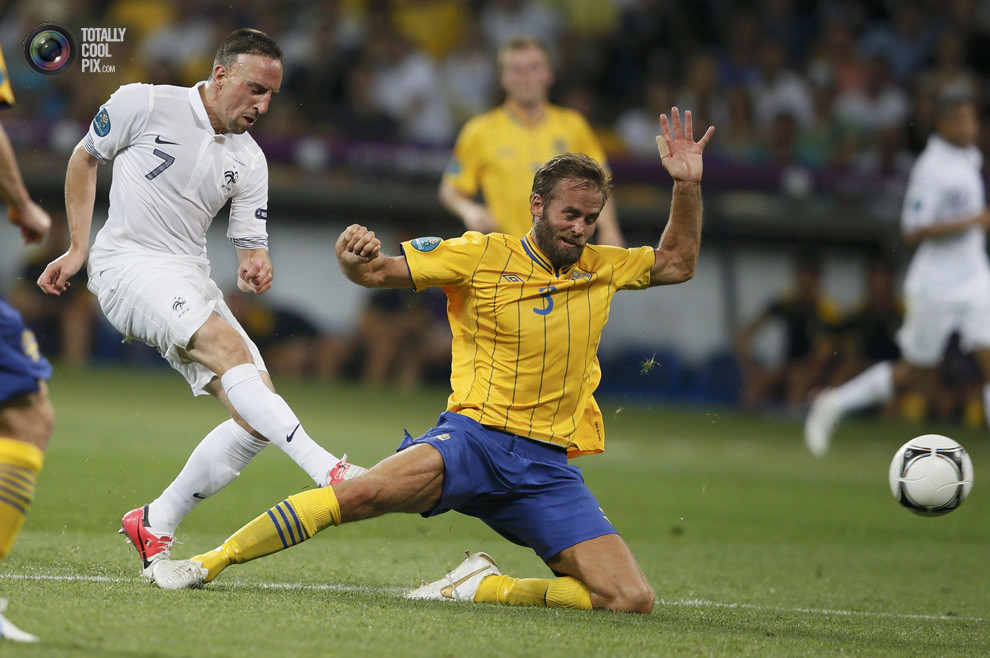 Mellberg: "Đừng có đá vào...ấy anh!"