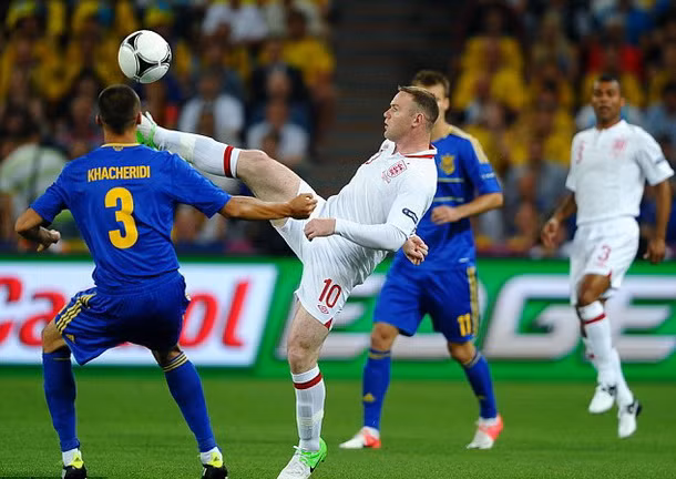 Mới trở lại nên cảm giác bóng của Rooney là rất tồi với những pha khống chế bóng và chuyền bóng sai địa chỉ... (Xem chi tiết diễn biến trận đấu)