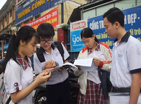 Học sinh Sài Gòn sau buổi thi tuyển sinh vào lớp 10 (ảnh: báo Giáo dục Thời Đại) Học sinh Sài Gòn sau buổi thi tuyển sinh vào lớp 10 (ảnh: báo Giáo dục Thời Đại)