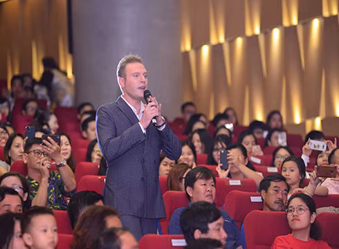 Ca sĩ Kyo York biểu diễn trong đêm nhạc "Quà tặng yêu thương" (ảnh: NHG) Ca sĩ Kyo York biểu diễn trong đêm nhạc "Quà tặng yêu thương" (ảnh: NHG)