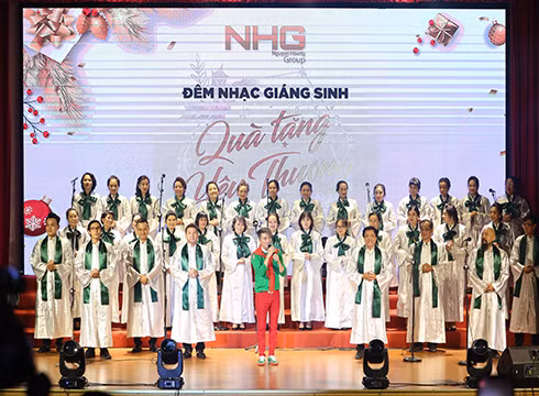 Ca sĩ Đàm Vĩnh Hưng, một phụ huynh tại trường thuộc hệ thống NHG biểu diễn trong đêm nhạc (ảnh: NHG) Ca sĩ Đàm Vĩnh Hưng, một phụ huynh tại trường thuộc hệ thống NHG biểu diễn trong đêm nhạc (ảnh: NHG)