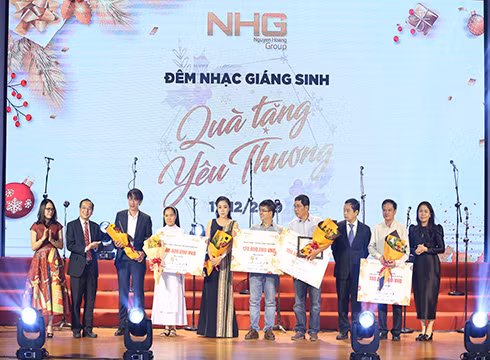 Đại diện NHG trao tặng hơn 600 triệu đồng từ thiện cho các tổ chức (ảnh: NHG) Đại diện NHG trao tặng hơn 600 triệu đồng từ thiện cho các tổ chức (ảnh: NHG)