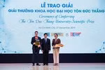 Tiến sĩ Timon Rabczuk – Đại học Bauhaus Weimar nhận giải thưởng khoa học Đại học Tôn Đức Thắng (ảnh: P.L) Tiến sĩ Timon Rabczuk – Đại học Bauhaus Weimar nhận giải thưởng khoa học Đại học Tôn Đức Thắng (ảnh: P.L)