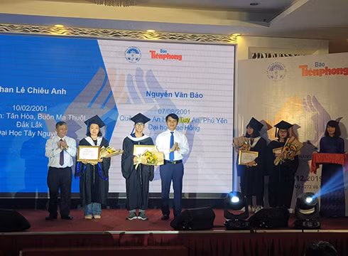 Trao học bổng cho các thủ khoa đầu vào đại học trong chương trình Nâng bước thủ khoa (ảnh: P.L) Trao học bổng cho các thủ khoa đầu vào đại học trong chương trình Nâng bước thủ khoa (ảnh: P.L)