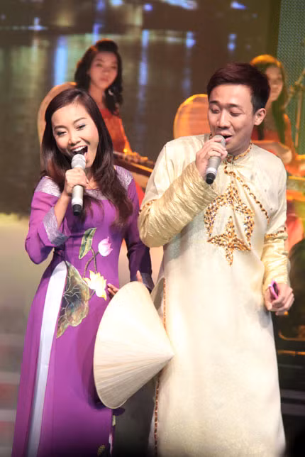 Thay đổi phong cách từ “quái dị” sang đầm thắm, dịu dàng, cặp Trấn Thành - Đoan Trang chọn bài Lý mười thương trong đêm thi thứ tư.