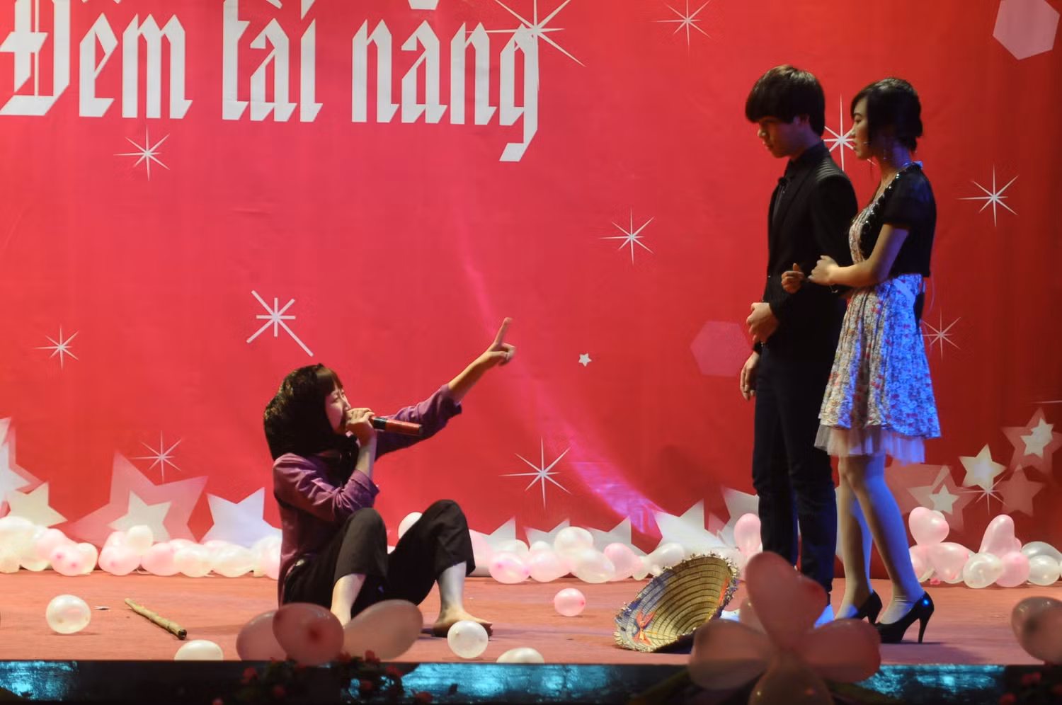 Các nam, nữ sinh viên, những gương mặt rạng ngời của Học viện hành chính đã thể hiện hết mình những tài năng phong phú, tranh tài để có mặt trong Đêm chung kết diễn ra vào ngày 18.3 tới đây. Cô ăn mày Nguyễn Dung khiến khán giả cười vỡ bụng. Các nam, nữ sinh viên, những gương mặt rạng ngời của Học viện hành chính đã thể hiện hết mình những tài năng phong phú, tranh tài để có mặt trong Đêm chung kết diễn ra vào ngày 18.3 tới đây. Cô ăn mày Nguyễn Dung khiến khán giả cười vỡ bụng.