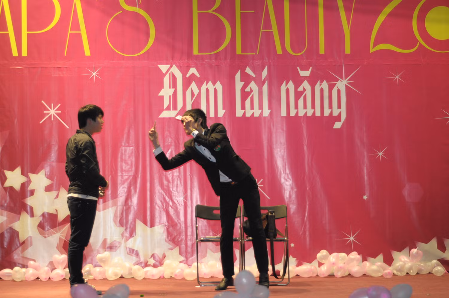 Chỉ vào thao tác, tờ giấy trắng biến thành đồng tiền Chỉ vào thao tác, tờ giấy trắng biến thành đồng tiền