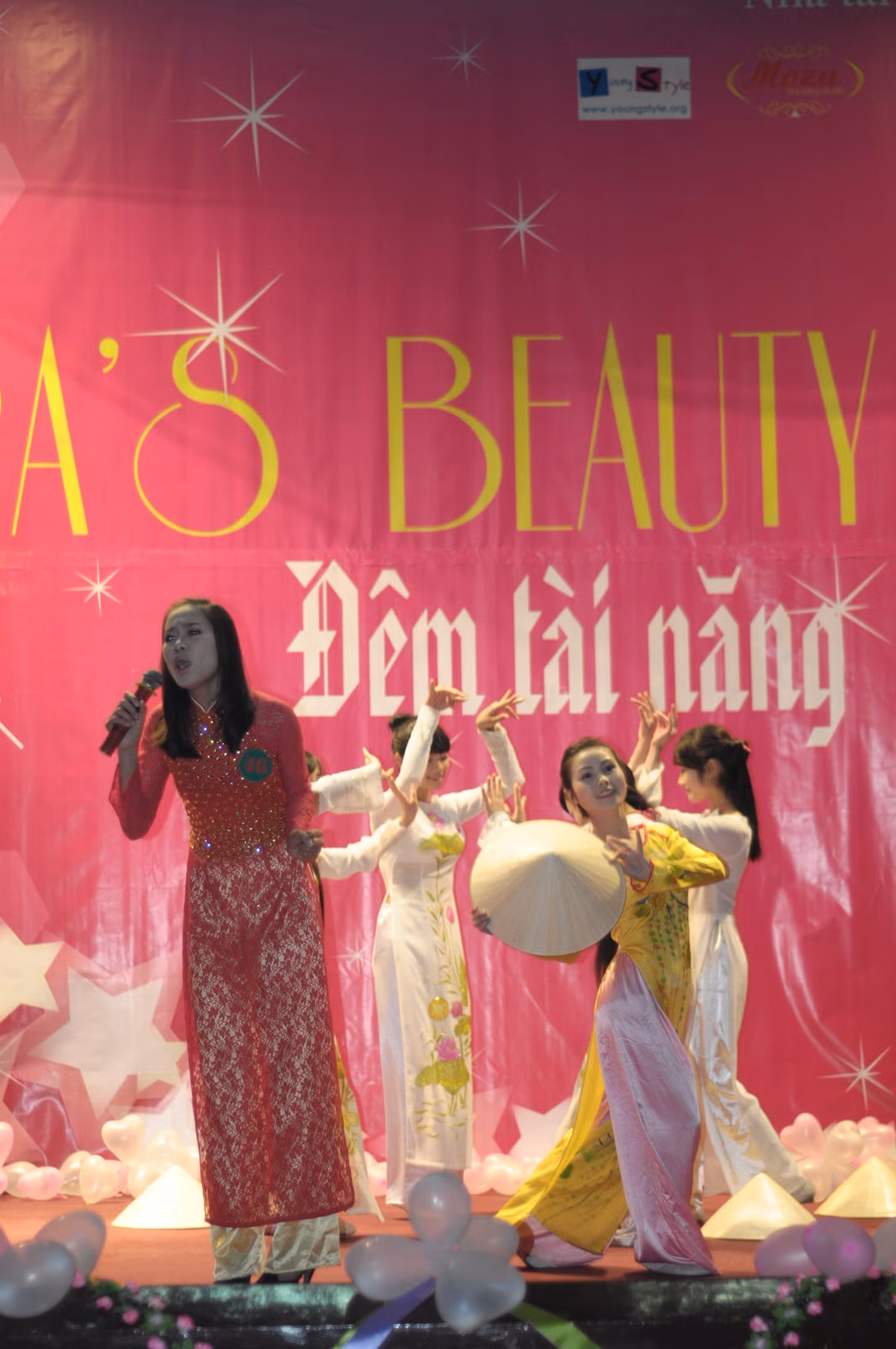 Trần Trang thướt tha với Huế-tình yêu của tôi Trần Trang thướt tha với Huế-tình yêu của tôi