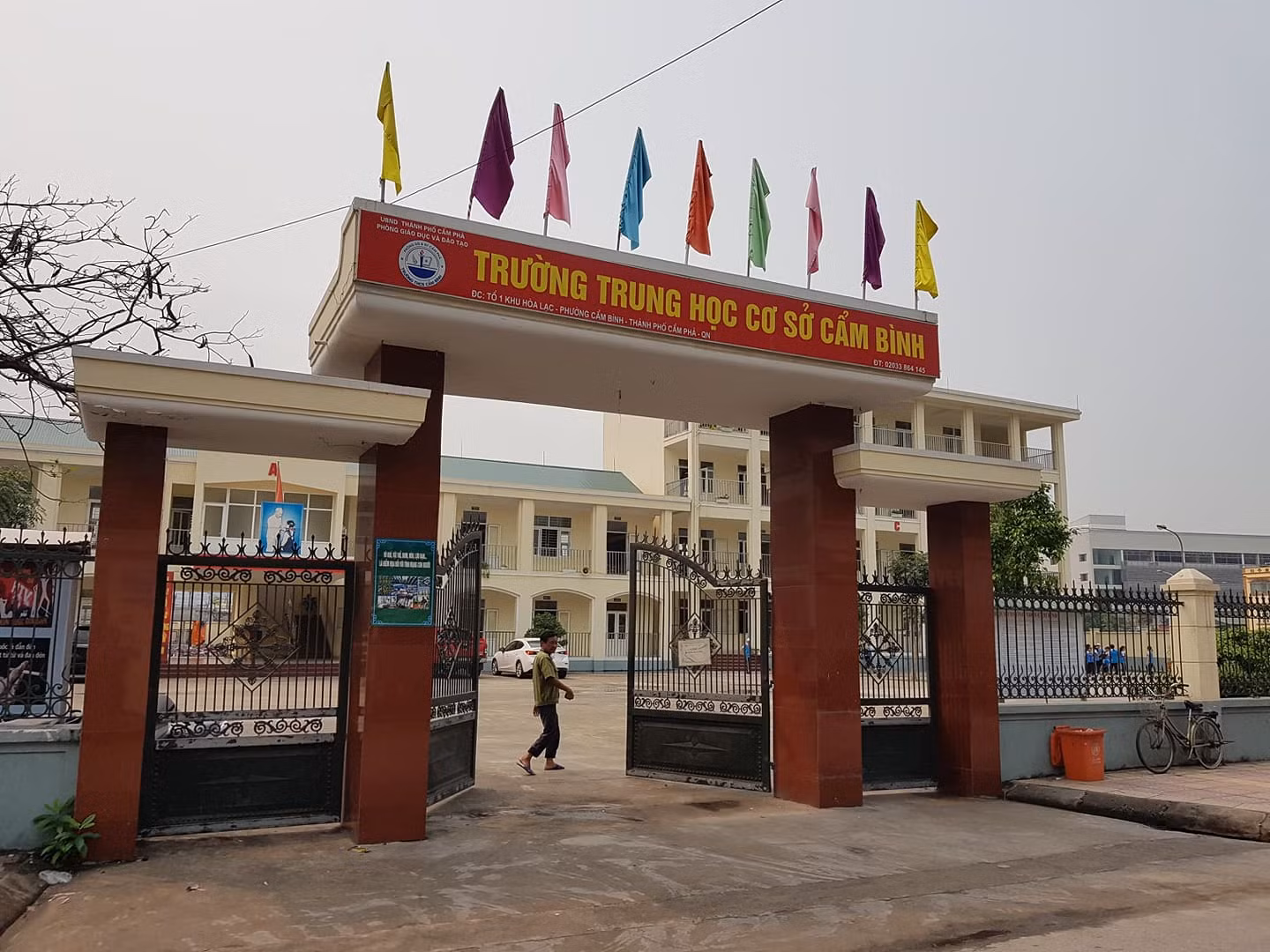 Các cơ quan chức năng đang vào cuộc xác minh việc nữ sinh lớp 7 Trường Trung học cơ sở Cẩm Bình bị đánh ngay trong lớp (Ảnh: Lã Tiến) Các cơ quan chức năng đang vào cuộc xác minh việc nữ sinh lớp 7 Trường Trung học cơ sở Cẩm Bình bị đánh ngay trong lớp (Ảnh: Lã Tiến)