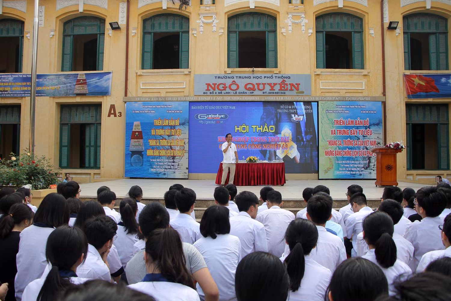 Giáo sư Nguyễn Lân Dũng cho rằng, cuộc cách mạng công nghiệp 4.0 đang đến gần, là cơ hội nhưng cũng là thách thức đối với các em học sinh (Ảnh: Lã Tiến)