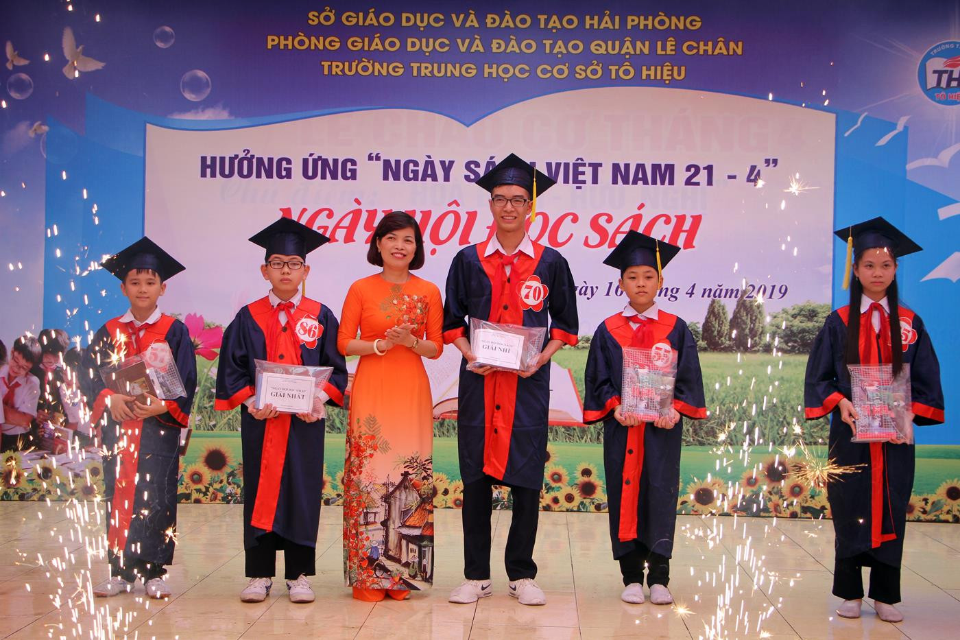 Lãnh đạo nhà trường trao phần thưởng cho các em học sinh xuất sắc (Ảnh: Lã Tiến) Lãnh đạo nhà trường trao phần thưởng cho các em học sinh xuất sắc (Ảnh: Lã Tiến)