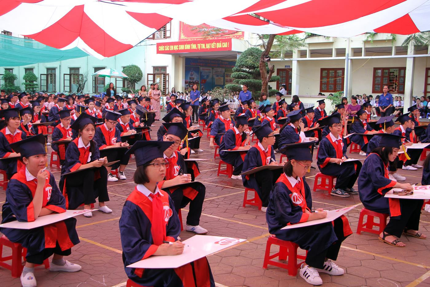Các em học sinh nhà trường thi tìm hiểu kiến thức theo hình thức của hội thi Rung chuông vàng (Ảnh: Lã Tiến) Các em học sinh nhà trường thi tìm hiểu kiến thức theo hình thức của hội thi Rung chuông vàng (Ảnh: Lã Tiến)