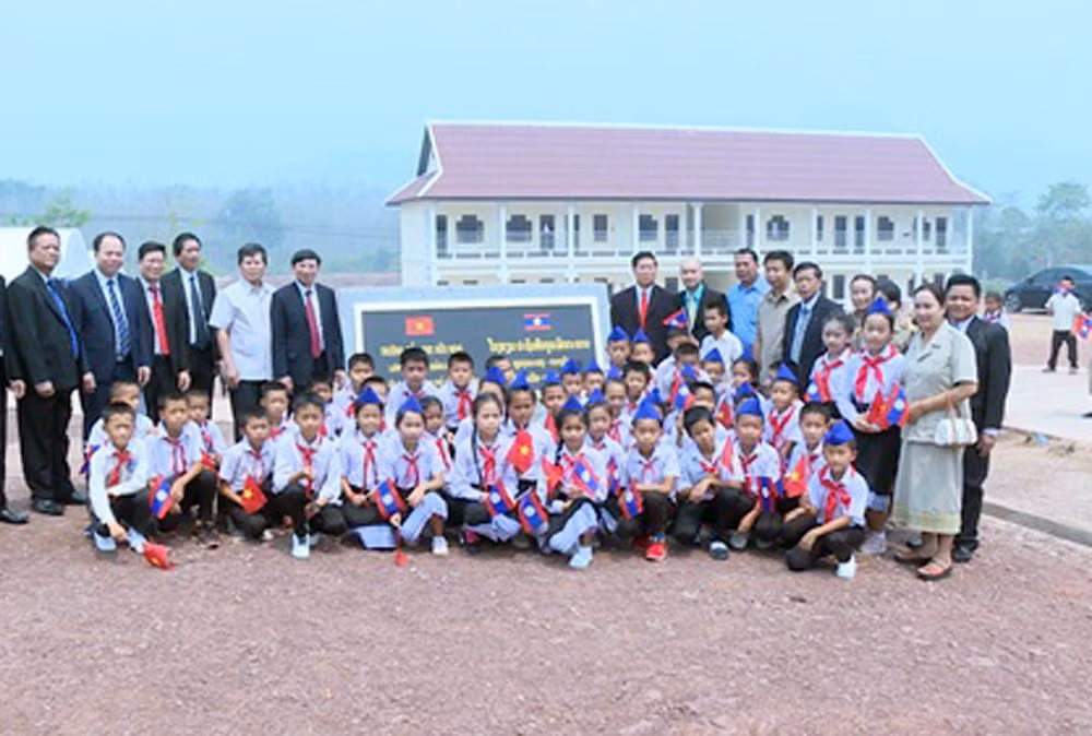 Các đại biểu chụp ảnh lưu niệm cùng thầy cô giáo và các em học sinh Trường tiểu học hữu nghị Luông Pha Băng - Quảng Ninh (Ảnh: CTV)