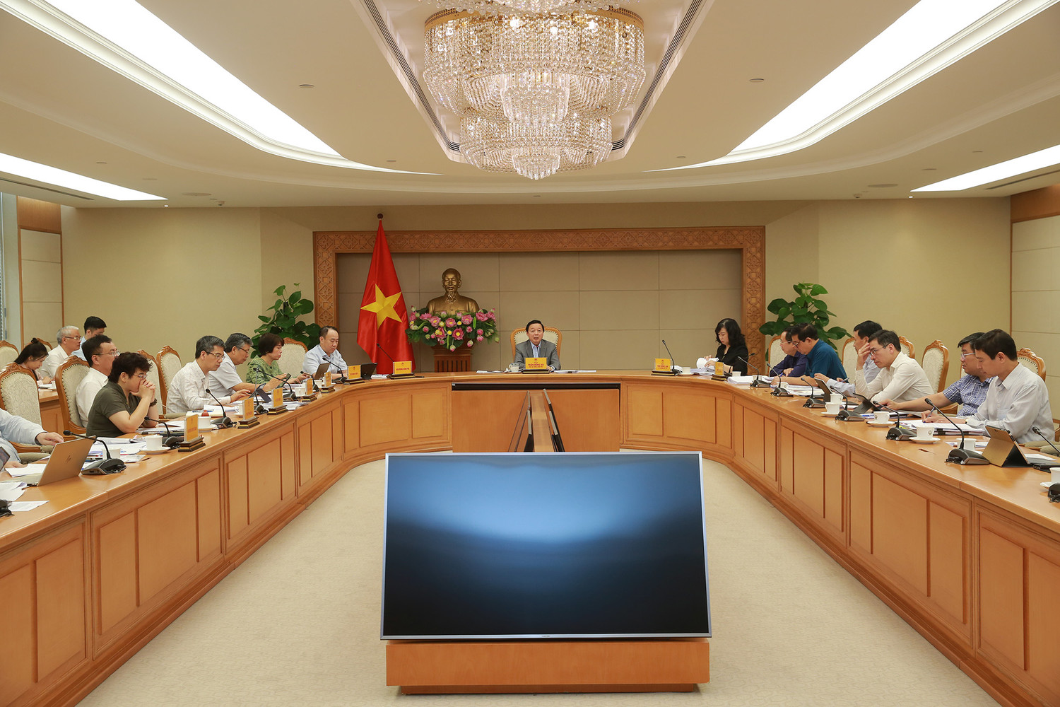 Phó Thủ tướng Trần Hồng Hà nêu rõ văn bản pháp luật đầy đủ thì hoạt động của ngành y tế mới nhịp nhàng, không lúng túng, bị động, thực hiện hiệu quả chính sách y tế - Ảnh; VGP/Minh Khôi