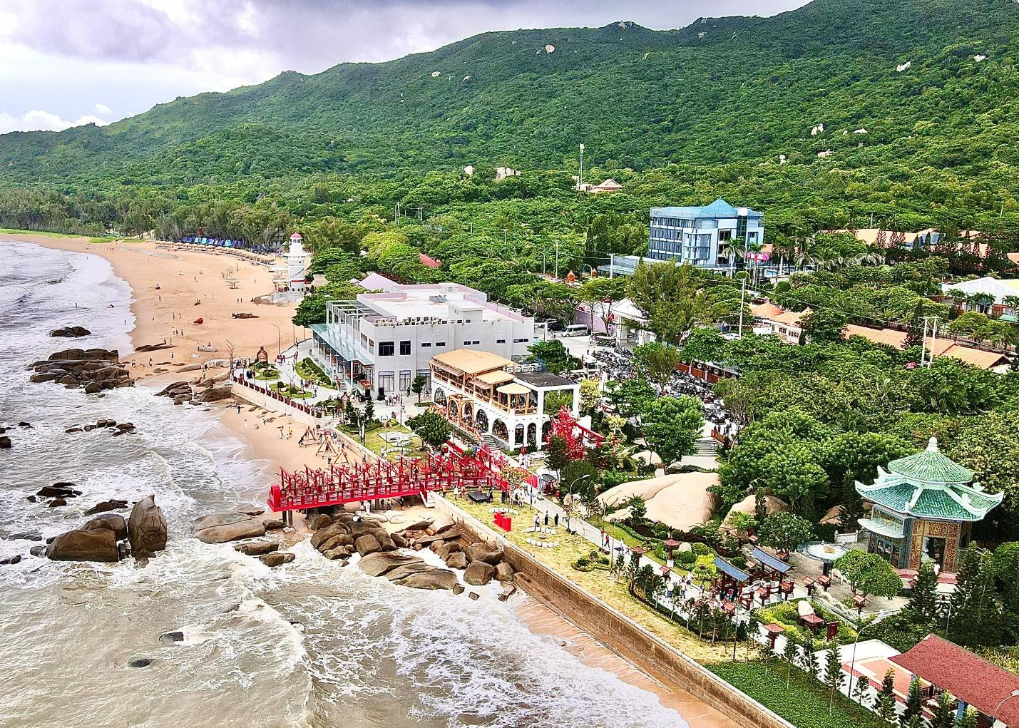 Trân Châu Beach & Resort nhìn từ trên cao Trân Châu Beach & Resort nhìn từ trên cao