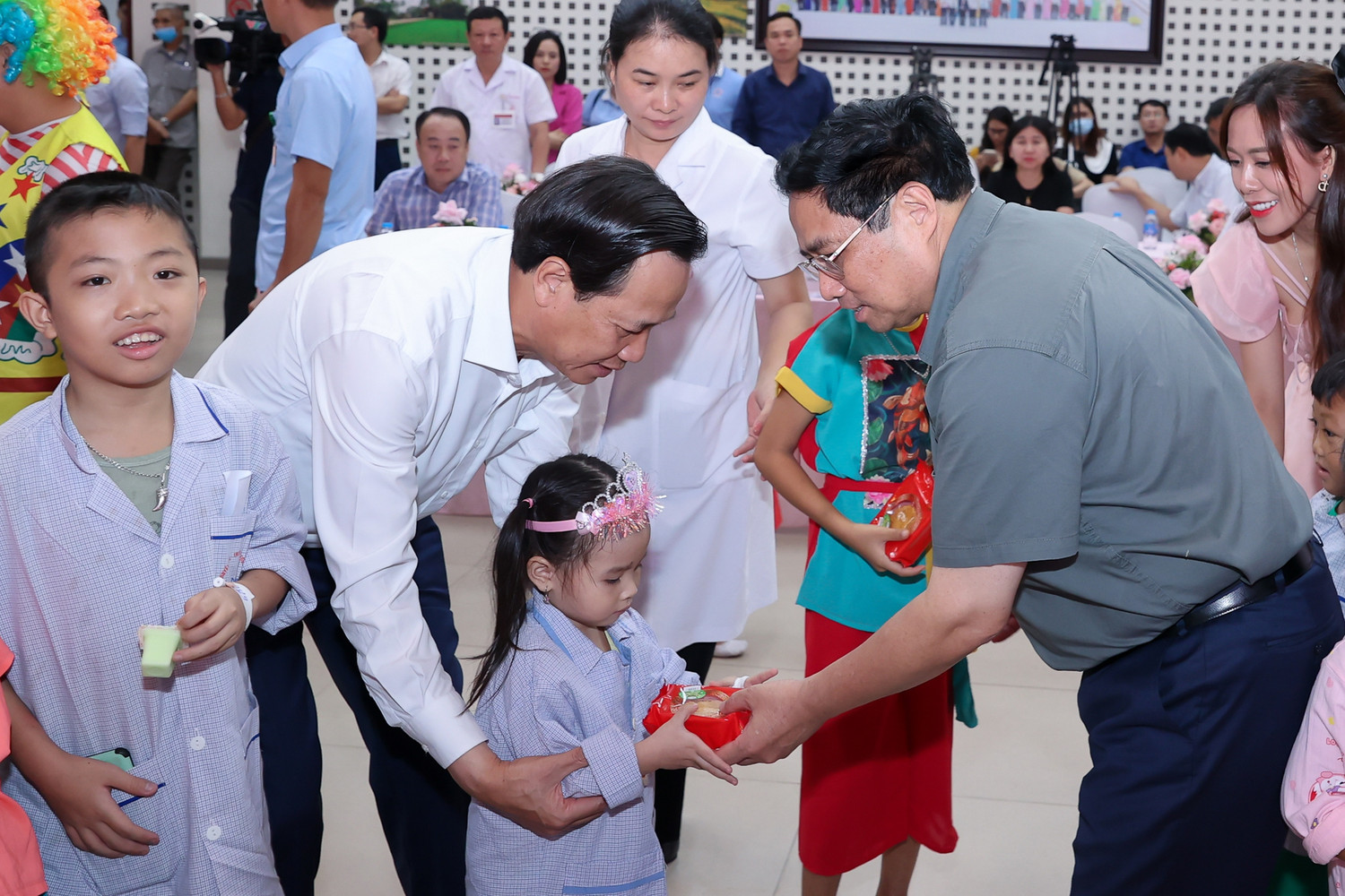 Thủ tướng chúc các cháu thiếu nhi đón Tết Trung thu vui vẻ, luôn yêu đời, hướng tới tương lai, kiên trì điều trị để sớm khỏi bệnh và trở về với gia đình, lớp học của mình. Ảnh: VGP/Nhật Bắc