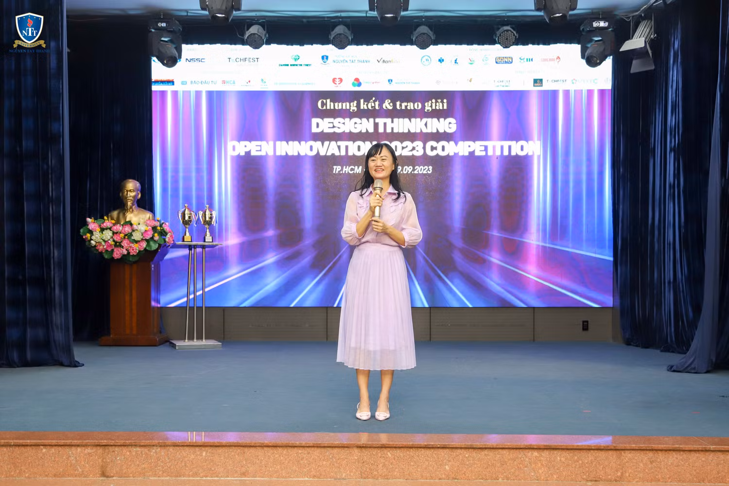Bà Dương Tường Nhi – Trưởng ban tổ chức cuộc thi phát biểu.