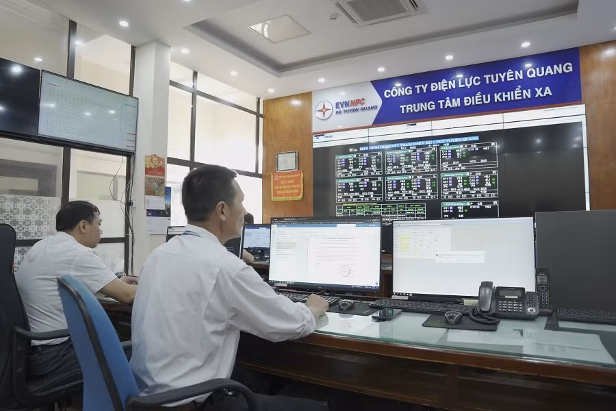 Các cán bộ công nhân của Trung tâm điều khiển xa Công ty Điện lực Tuyên Quang trực vận hành luoi dien thong minh