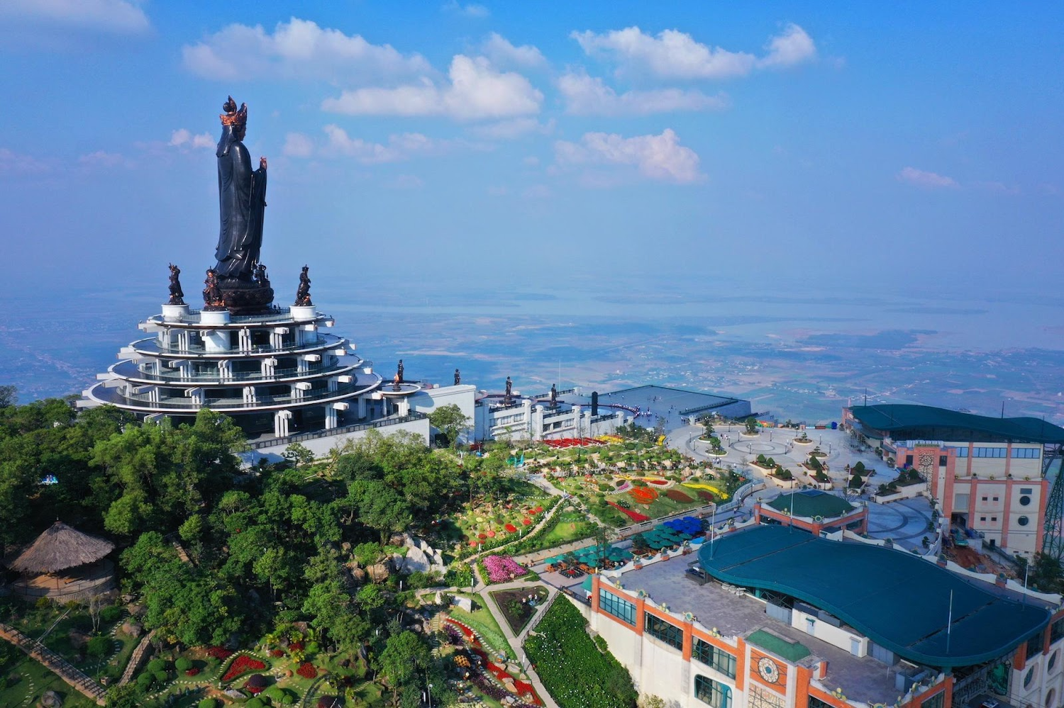 Góc nhìn flycam về phía hồ Dầu Tiếng, cận cảnh bên phải là 2 nhà ga cáp treo Góc nhìn flycam về phía hồ Dầu Tiếng, cận cảnh bên phải là 2 nhà ga cáp treo