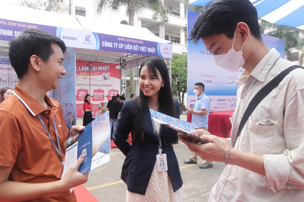 Sinh viên Trường Đại học Điện lực hào hứng khi tìm hiểu về các doanh nghiệp, cơ quan tuyển dụng.