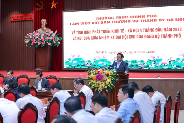 Bên cạnh những kết quả, thành tựu rất cơ bản, Thủ tướng chỉ rõ một số tồn tại, hạn chế, khó khăn, thách thức của Thủ đô - Ảnh: VGP/Nhật Bắc