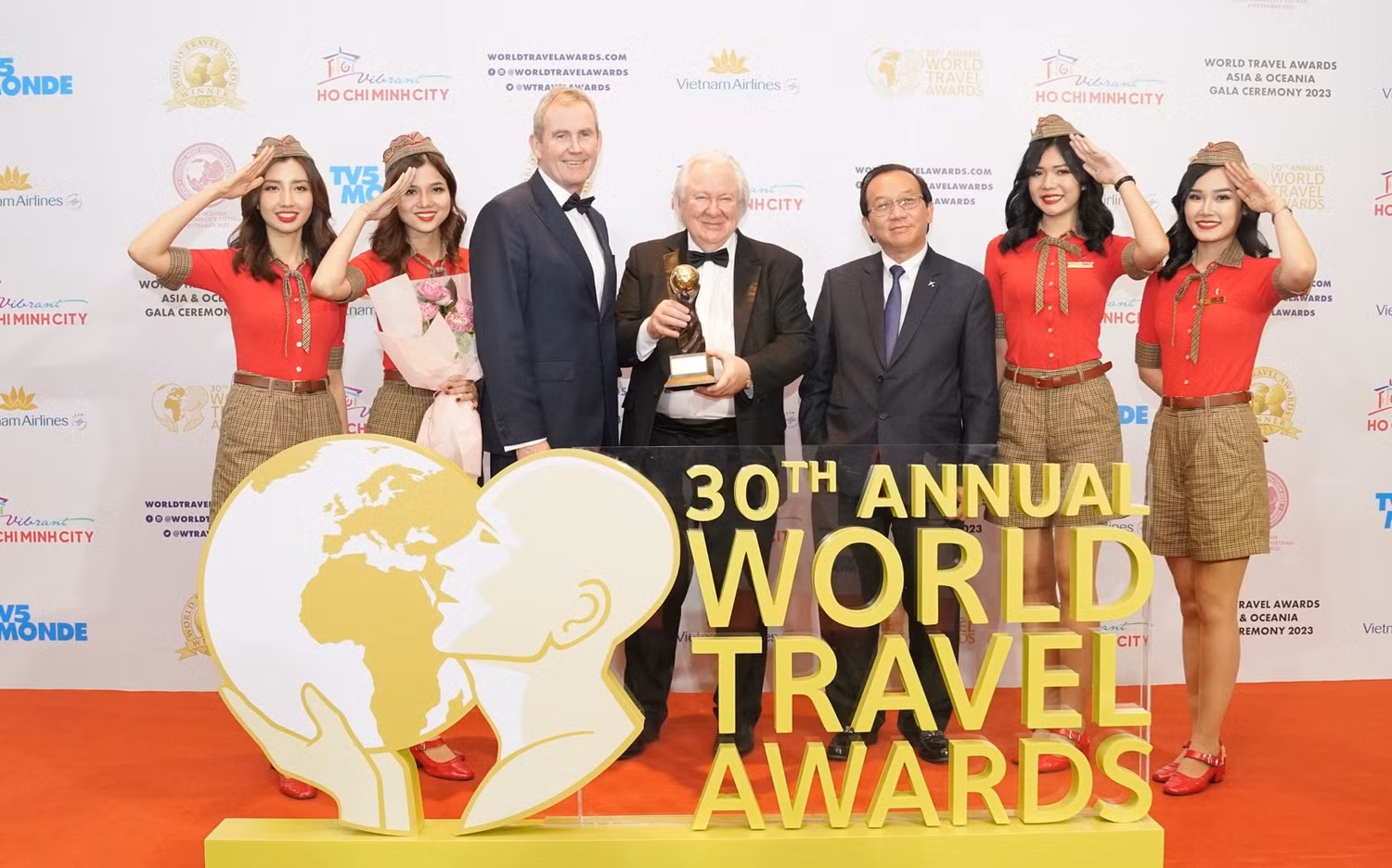 Ông Graham Cooke (giữa), nhà sáng lập và chủ tịch World Travel Awards trao cúp kỷ niệm cho lãnh đạo Vietjet. Ông Graham Cooke (giữa), nhà sáng lập và chủ tịch World Travel Awards trao cúp kỷ niệm cho lãnh đạo Vietjet.