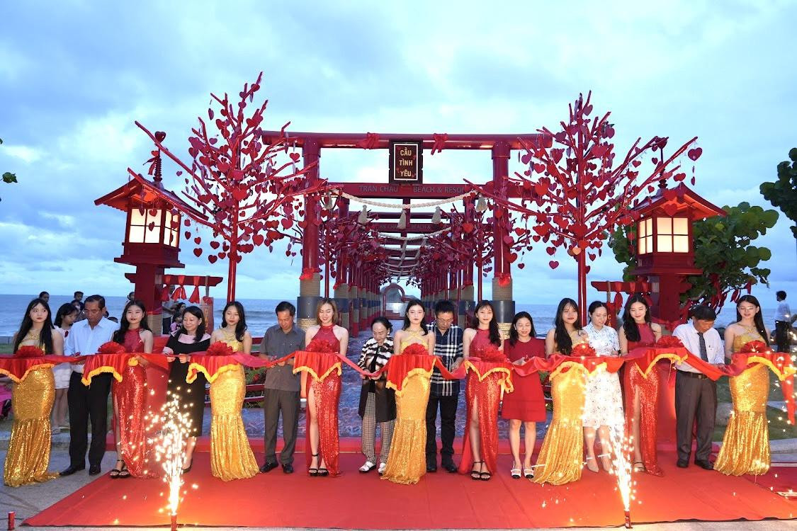 Lãnh đạo Sở Du lịch tỉnh Bà Rịa - Vũng Tàu cùng Ban lãnh đạo Trân Châu Beach & Resort cắt băng khánh thành Cầu Tình yêu – điểm checkin mới trong khuôn viên Khu du lịch. Lãnh đạo Sở Du lịch tỉnh Bà Rịa - Vũng Tàu cùng Ban lãnh đạo Trân Châu Beach & Resort cắt băng khánh thành Cầu Tình yêu – điểm checkin mới trong khuôn viên Khu du lịch.