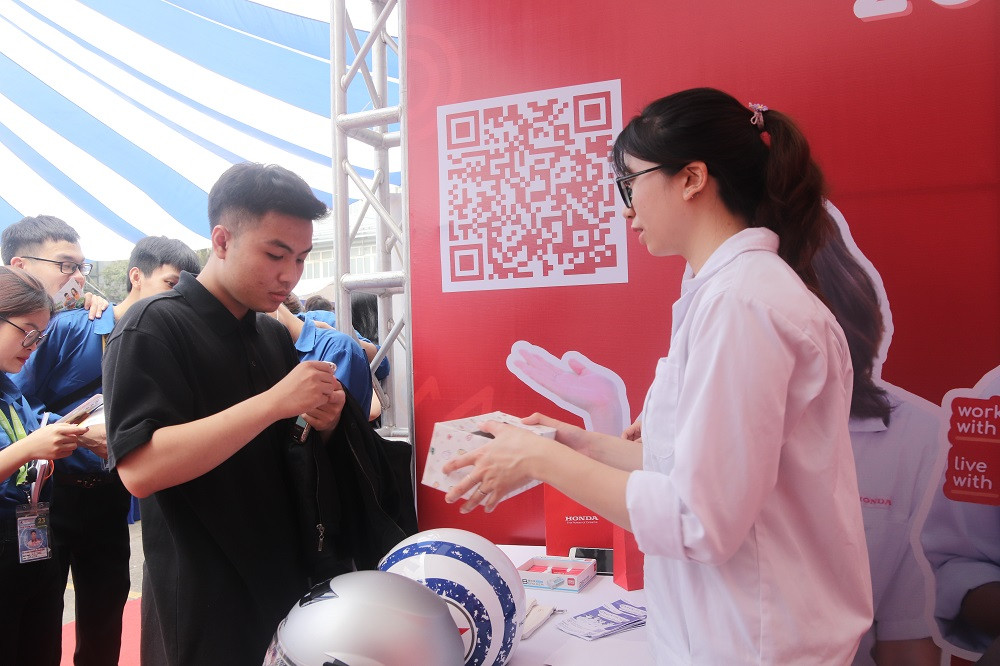 Sinh viên tham gia trải nghiệm và nhận quà tại các gian trưng bày của doanh nghiệp.