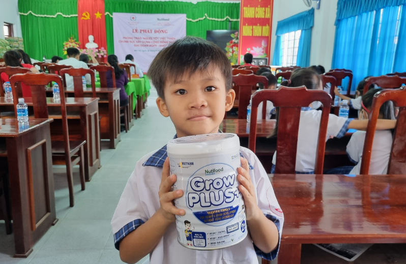Bé Nguyễn Hoàng Thanh vui mừng khoe phần sữa nhận được từ Nutifood Bé Nguyễn Hoàng Thanh vui mừng khoe phần sữa nhận được từ Nutifood
