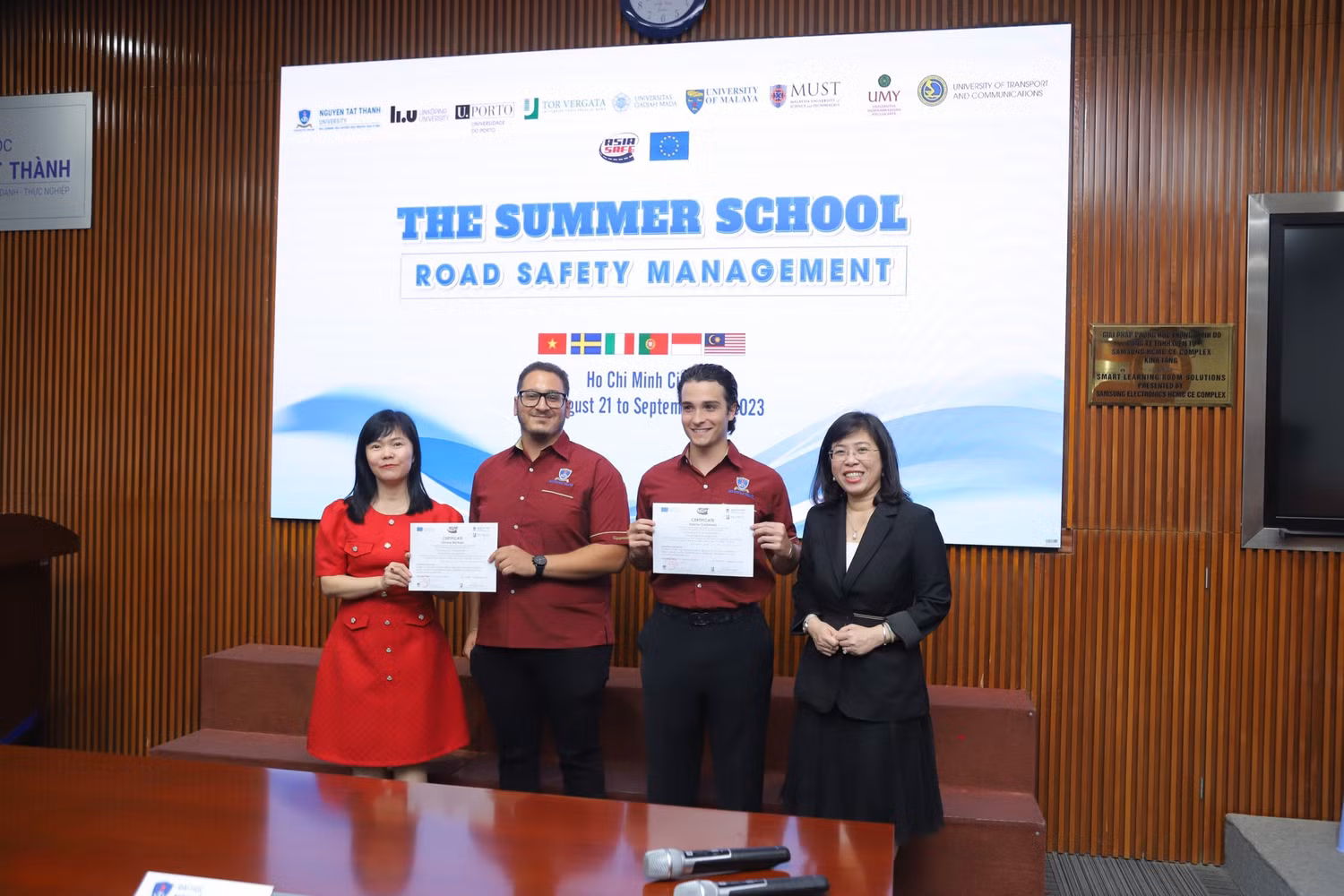 Kết thúc khóa học các học viên được ban tổ chức chương trình trao giấy chứng nhận đã hoàn thành khóa học.