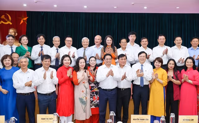 Thủ tướng chụp ảnh lưu niệm cùng các đại biểu. Ảnh: VGP/Nhật Bắc