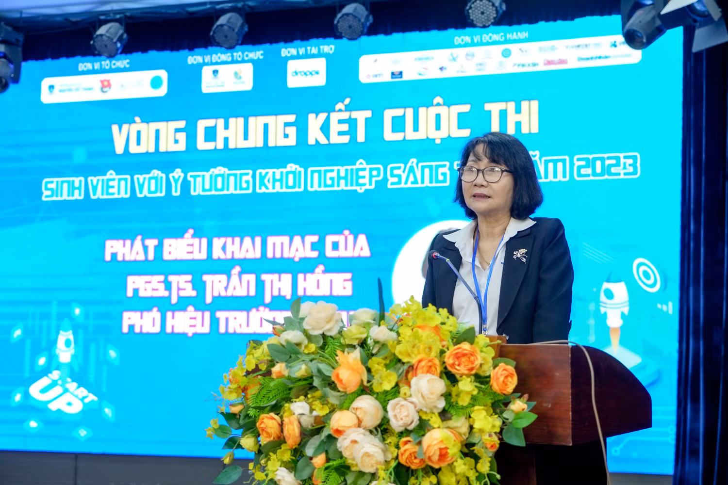 Phó Giáo sư, Tiến sĩ Trần Thị Hồng - Phó Hiệu trưởng gửi lời chúc mừng đến các đội thi tham gia tranh tài tại vòng chung kết.