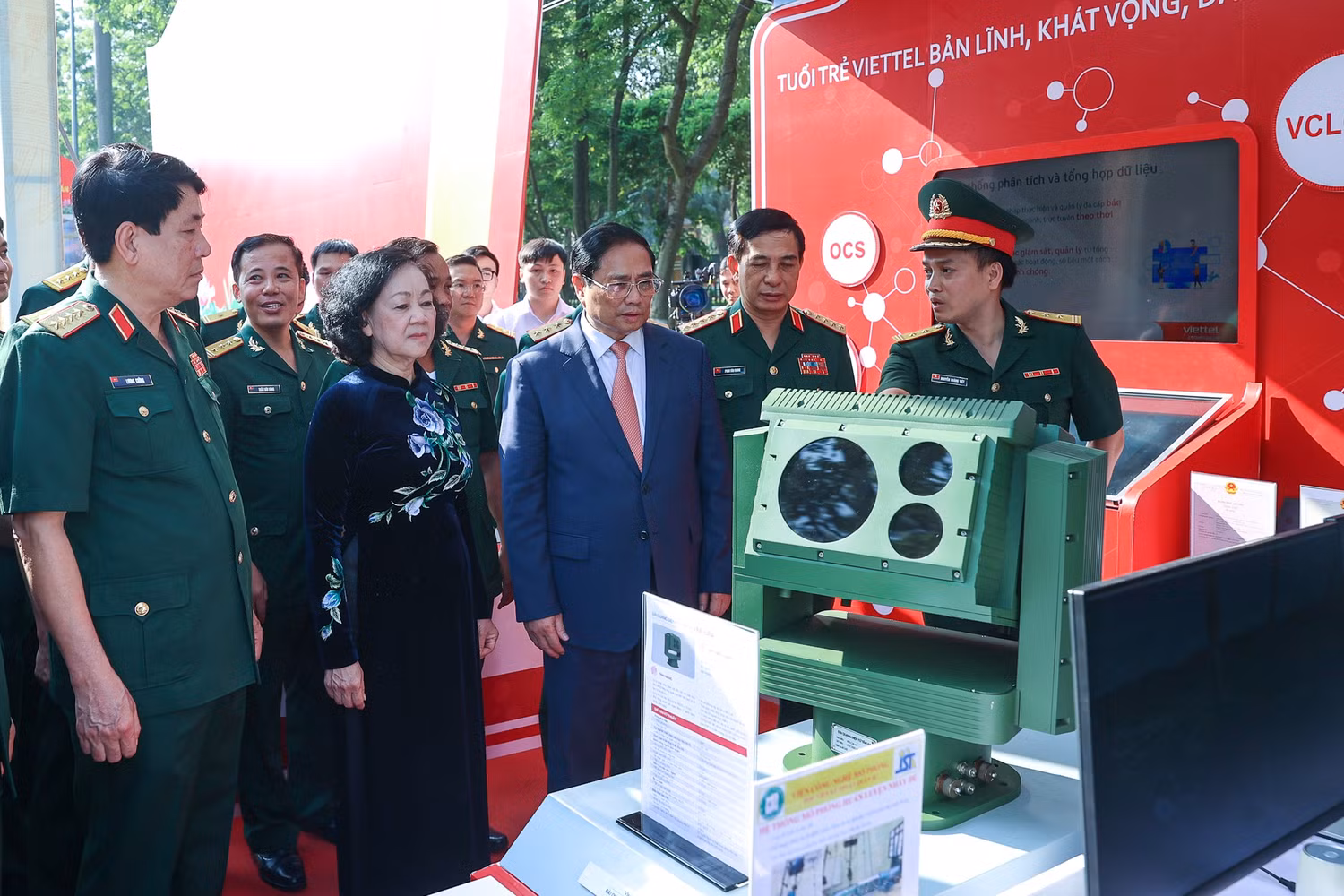Thủ tướng Phạm Minh Chính và Thường trực Ban Bí thư, Trưởng Ban Tổ chức Trung ương Trương Thị Mai nghe giới thiệu về sản phẩm sáng tạo của tuổi trẻ trong quân đội - Ảnh: VGP/Nhật Bắc Thủ tướng Phạm Minh Chính và Thường trực Ban Bí thư, Trưởng Ban Tổ chức Trung ương Trương Thị Mai nghe giới thiệu về sản phẩm sáng tạo của tuổi trẻ trong quân đội - Ảnh: VGP/Nhật Bắc