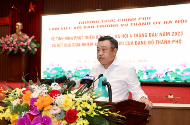 Chủ tịch Ủy ban nhân dân Thành phố Hà Nội Trần Sỹ Thanh báo cáo tại cuộc làm việc. Ảnh: VGP/Nhật Bắc