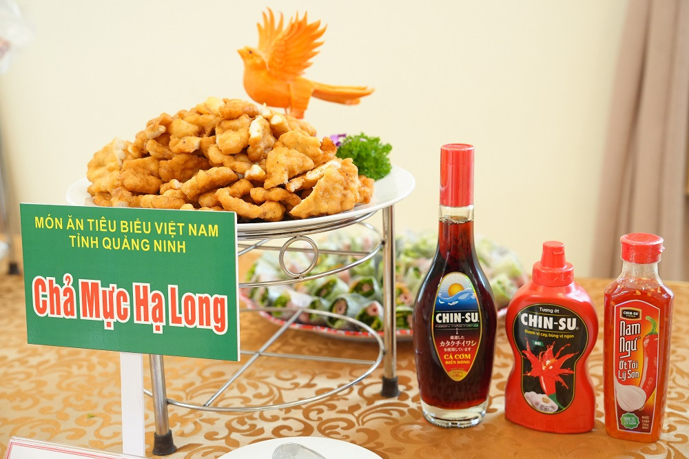 Ẩm thực không chỉ thể hiện nét văn hóa độc đáo của một quốc gia mà còn đóng vai trò quan trọng trong việc thúc đẩy phát triển du lịch và kinh tế. Ẩm thực không chỉ thể hiện nét văn hóa độc đáo của một quốc gia mà còn đóng vai trò quan trọng trong việc thúc đẩy phát triển du lịch và kinh tế.