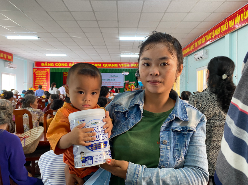 Chị Lê Thị Hoa Phượng đưa con đến Uỷ ban nhân dân xã Đông Hưng A nhận quà Chị Lê Thị Hoa Phượng đưa con đến Uỷ ban nhân dân xã Đông Hưng A nhận quà