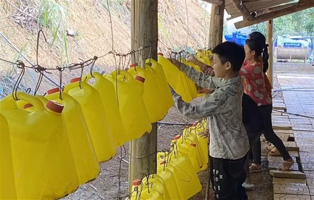 Học sinh Trường phổ thông dân tộc bán trú tiểu học Tả Gia Khâu, huyện Mường Khương dùng can nhựa lấy nước sử dụng sinh hoạt hàng ngày. (Ảnh: Quốc Khánh/TTXVN) Học sinh Trường phổ thông dân tộc bán trú tiểu học Tả Gia Khâu, huyện Mường Khương dùng can nhựa lấy nước sử dụng sinh hoạt hàng ngày. (Ảnh: Quốc Khánh/TTXVN)
