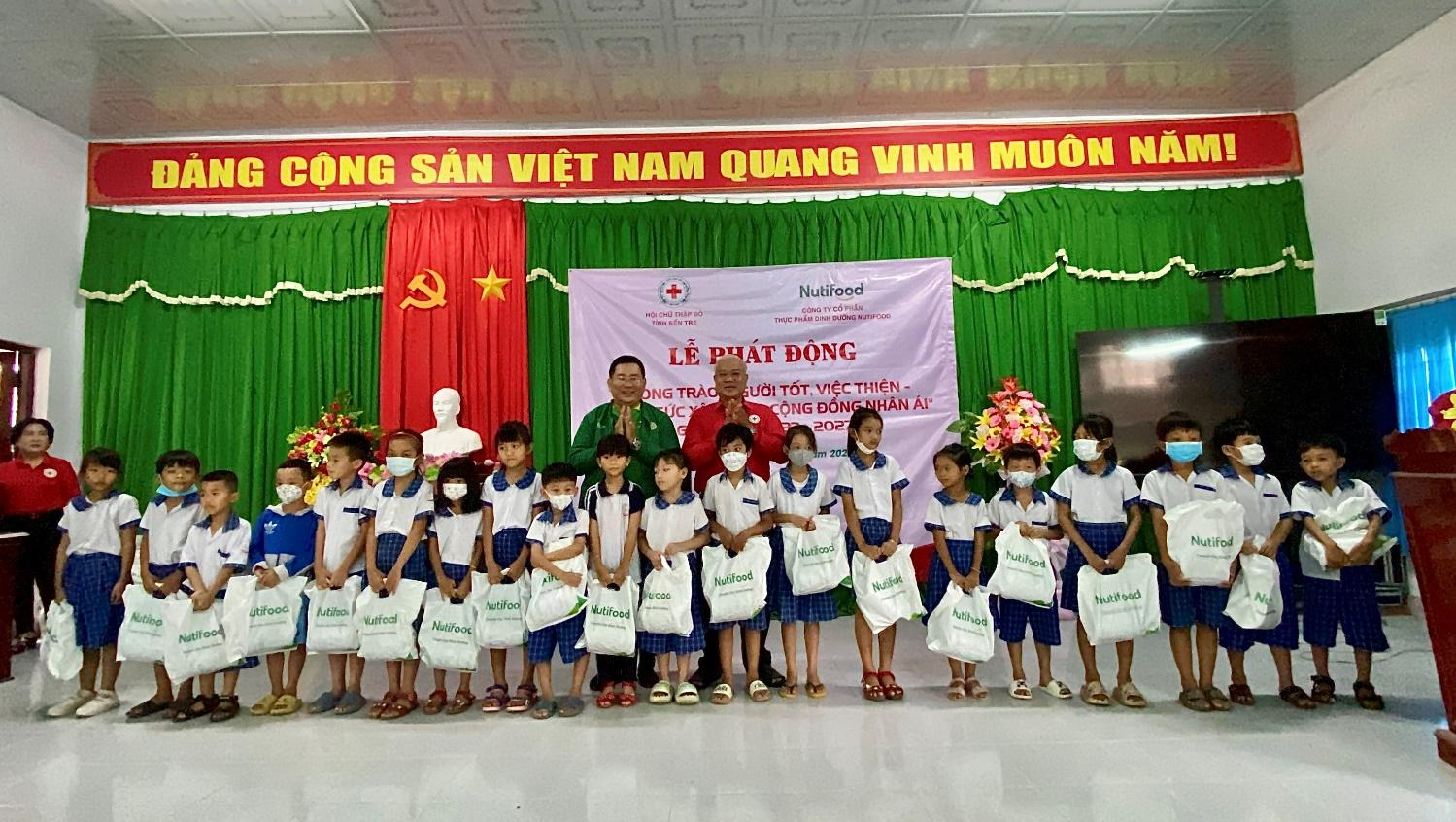 Nutifood trao sữa cho các học sinh tại Trường Tiểu học Nguyễn Thị Lang, huyện Bình Đại, tỉnh Bến Tre ngày 26/5 Nutifood trao sữa cho các học sinh tại Trường Tiểu học Nguyễn Thị Lang, huyện Bình Đại, tỉnh Bến Tre ngày 26/5