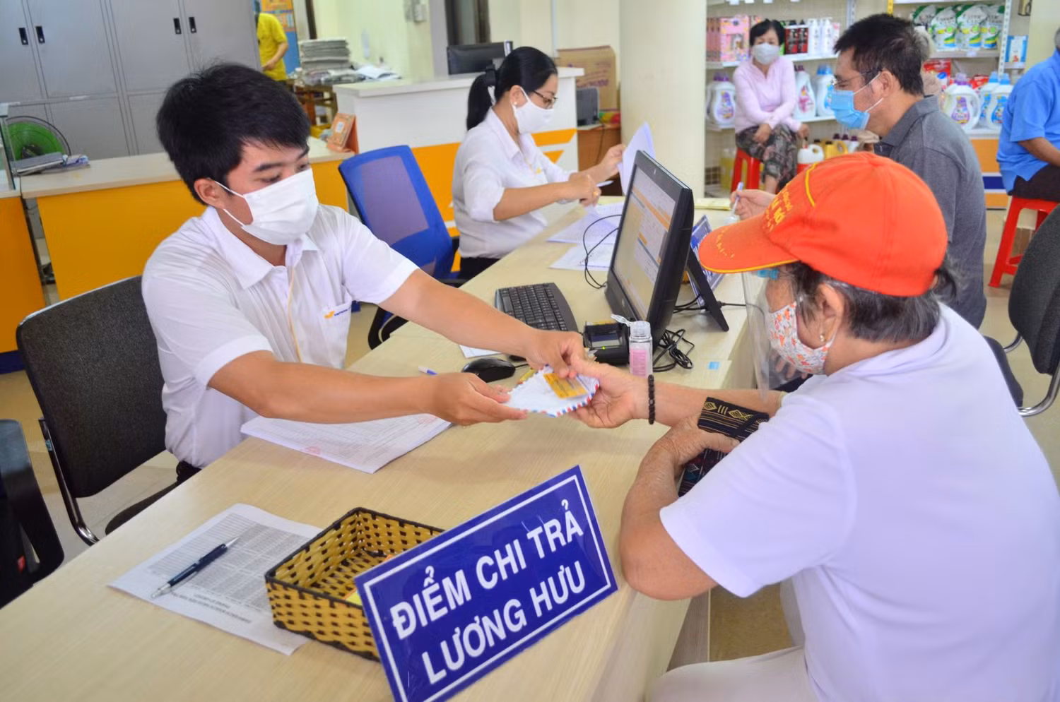 Mức hưởng bảo hiểm xã hội được tính trên cơ sở mức đóng, thời gian đóng bảo hiểm xã hội và có chia sẻ giữa những người tham gia bảo hiểm xã hội.