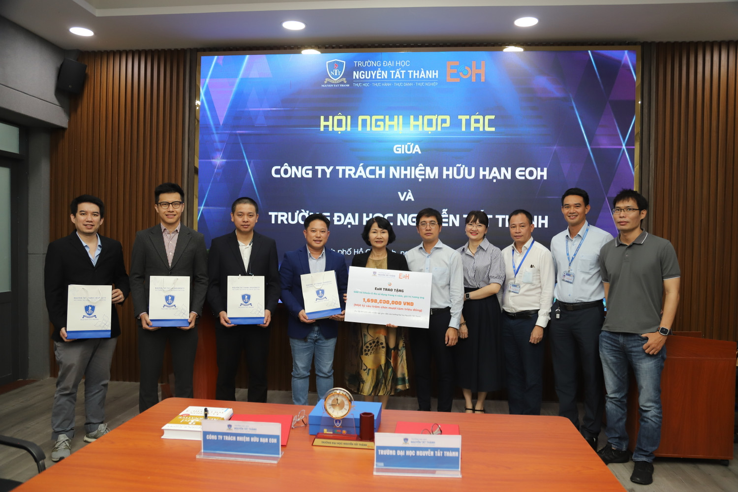 Công ty EOH sẽ tài trợ cho Trường Đại học Nguyễn Tất Thành 500 tài khoản miễn phí phục vụ cho giảng dạy trong thời hạn 4 năm, với mức giá trị gần 1,7 tỷ đồng