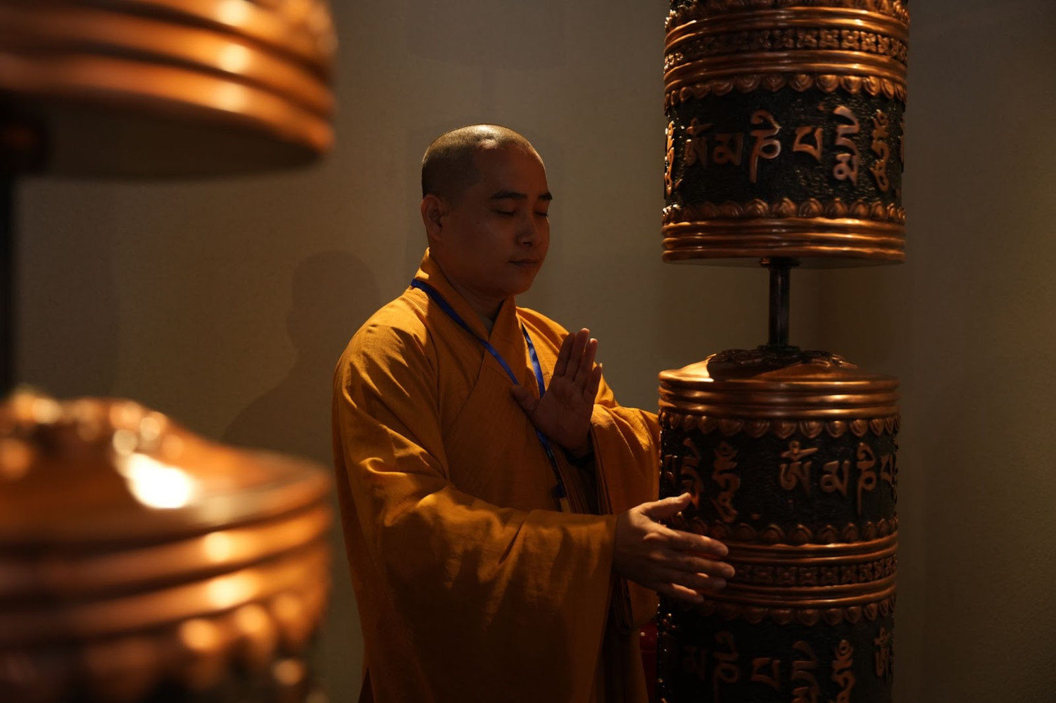 Các tăng ni sư cầu nguyện và xoay bánh xe Kinh Luân tại tầng hai của khu triển lãm Phật giáo dưới chân đại tượng Phật Bà Tây Bổ Đà Sơn trên đỉnh núi. Đây là một loại pháp khí được tín đồ Phật giáo Tây Tạng sử dụng cho việc hành trì tụng niệm. Người ta tin rằng, bánh xe Kinh Luân có thể quay như một cách tạo công đức vô lượng một cách đơn giản nhất, chỉ cần chạm vào bánh xe cầu nguyện đã là một sự tịnh hóa to lớn trong việc xóa bỏ nghiệp chướng. Ảnh: Sun World Ba Den Mountain Các tăng ni sư cầu nguyện và xoay bánh xe Kinh Luân tại tầng hai của khu triển lãm Phật giáo dưới chân đại tượng Phật Bà Tây Bổ Đà Sơn trên đỉnh núi. Đây là một loại pháp khí được tín đồ Phật giáo Tây Tạng sử dụng cho việc hành trì tụng niệm. Người ta tin rằng, bánh xe Kinh Luân có thể quay như một cách tạo công đức vô lượng một cách đơn giản nhất, chỉ cần chạm vào bánh xe cầu nguyện đã là một sự tịnh hóa to lớn trong việc xóa bỏ nghiệp chướng. Ảnh: Sun World Ba Den Mountain