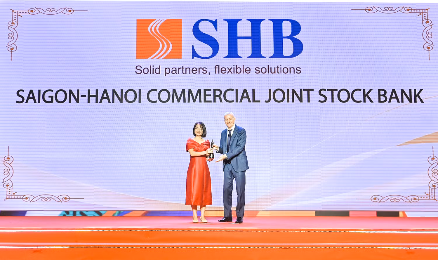 Bà Nguyễn Thanh Loan – Phó Giám đốc Khối Quản trị và Phát triển Nguồn nhân lực SHB đại diện ngân hàng nhận giải thưởng “Nơi làm việc tốt nhất châu Á”.