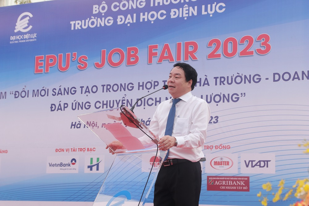 Nhà giáo ưu tú, Phó Giáo sư, Tiến sĩ Vũ Đình Ngọ - Chủ tịch Hội đồng trường, Trường Đại học Điện lực phát biểu khai mạc Ngày hội việc làm EPU’s JOB FARI 2023.