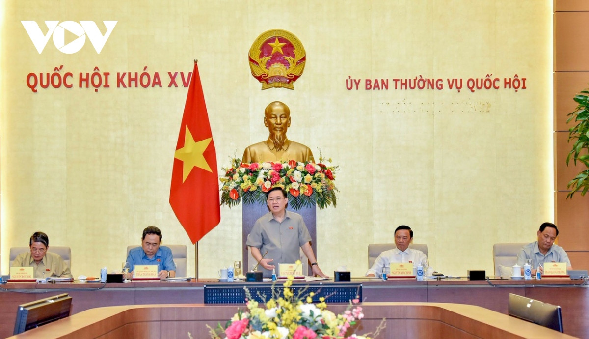 Chủ tịch Quốc hội Vương Đình Huệ đã chủ trì cuộc làm việc cho ý kiến về dự thảo Báo cáo kết quả giám sát việc Thực hiện 3 Chương trình mục tiêu quốc gia và phiên chất vấn của Uỷ ban Thường vụ Quốc hội.